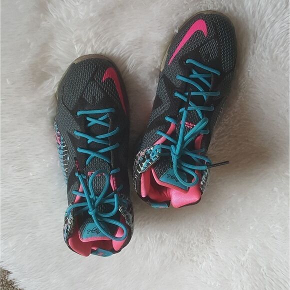 Nike Lebron XII 12 Black Pink Blue Basketball Shoes Sz 5Y Fit like a Womens 6.5 - Picture 7 of 16